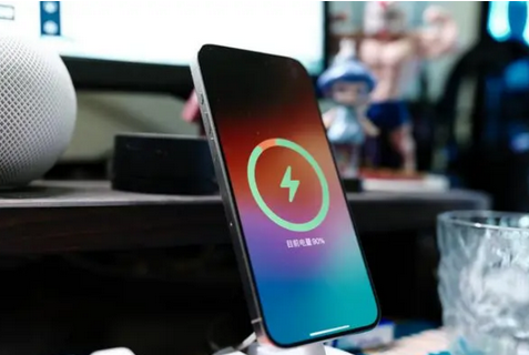 马尾苹果15换屏服务分享用什么充电器给iPhone15充电更好 